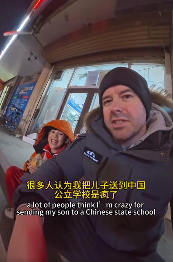 外国网友把孩子送到中国公立学校读书，这才是真·沉浸式留学刷到一个特别有意思的