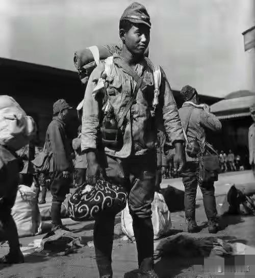 日本鬼子战败投降之时，彻底失去了往日的威风，这些家伙犹如惶惶丧家之犬，大包小包的