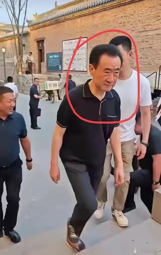 我姐夫从万达离职后才敢说，别看王健林这几年不停卖资产，万达发工资这事却特别靠谱，