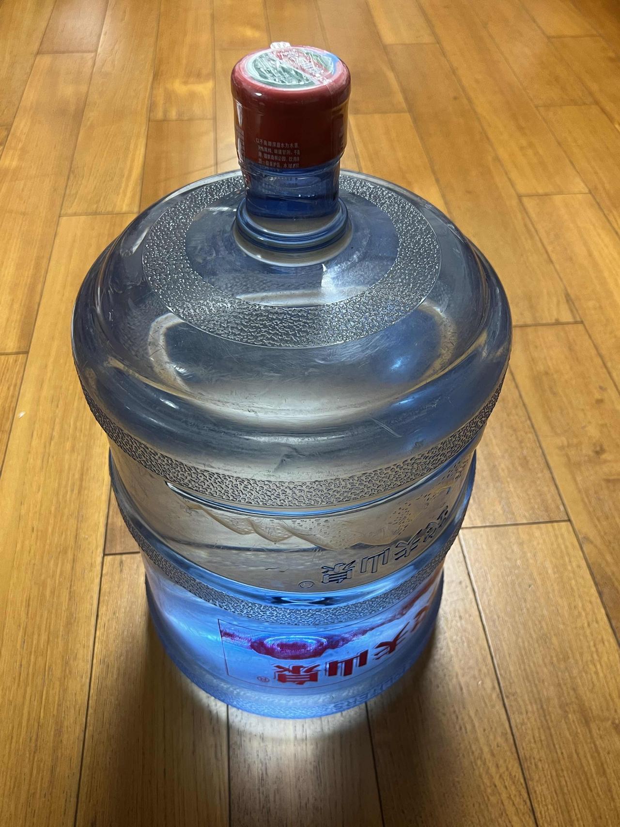 送水一个月挣多少钱？一直在用农夫山泉桶装水，现在一桶水28块，这片是一个中年大