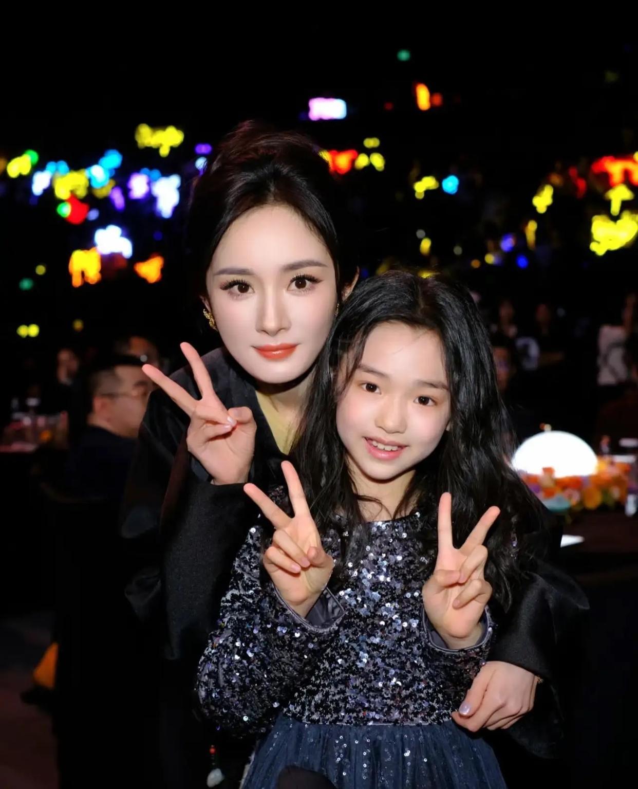 看到杨幂和小酒窝的合影，发现杨幂和董璇也认识，她们之前是一个姐妹淘的，杨幂的彻底