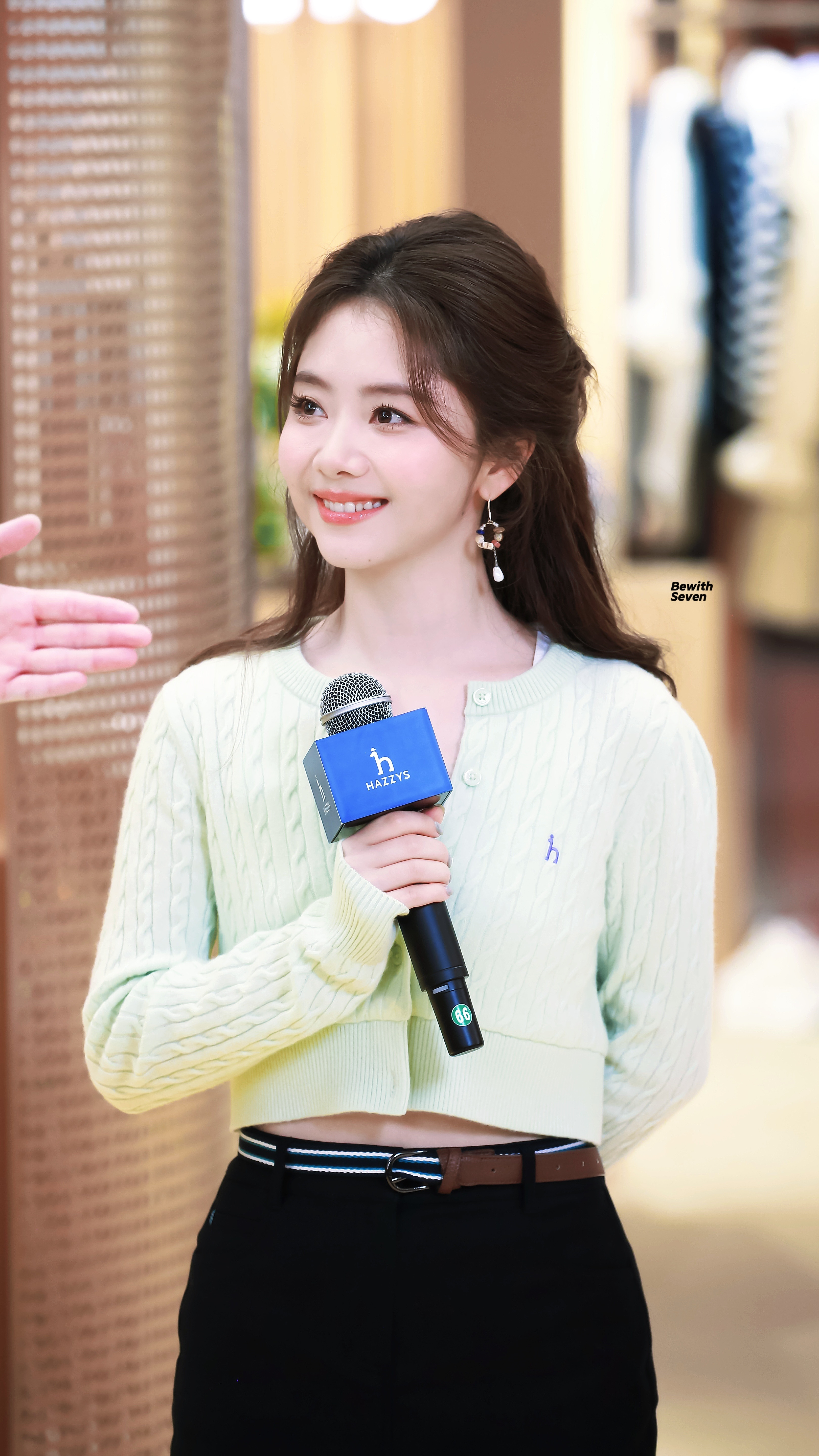 谭松韵薄荷绿针织开衫勾勒温柔轮廓，笑意盈盈间尽是治愈气息。