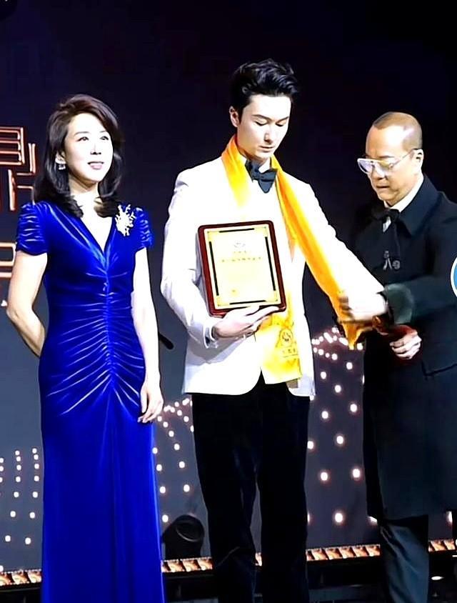 王浩信夹子音唱《跳楼机》，网友：熟人做鸭既视感，惨过林峰叼凳王浩信在生日会上为