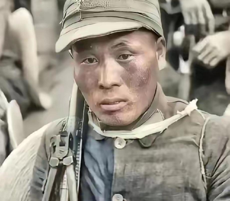 1945年，一名机枪手为了躲避日军，选择绕上山路前进，没想到意外发现100多名正