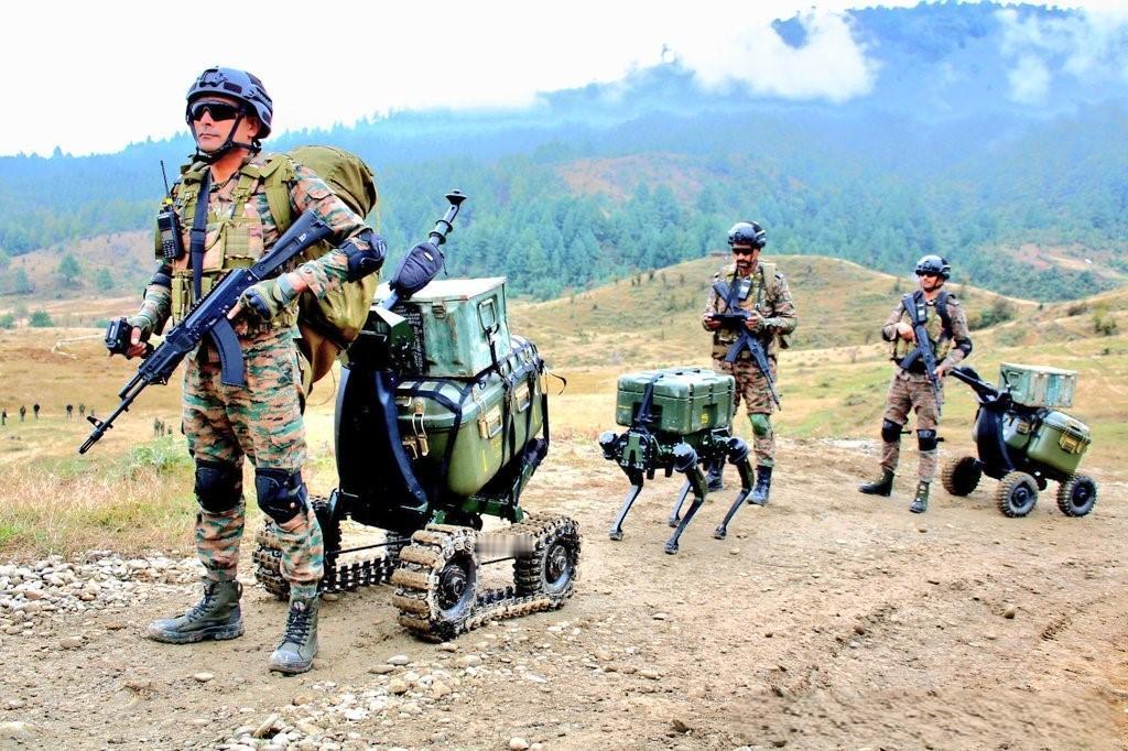 印度也是好起来了，机器狗、单兵小拖车、新型高原全地形车都有了，而且这个机器狗一看