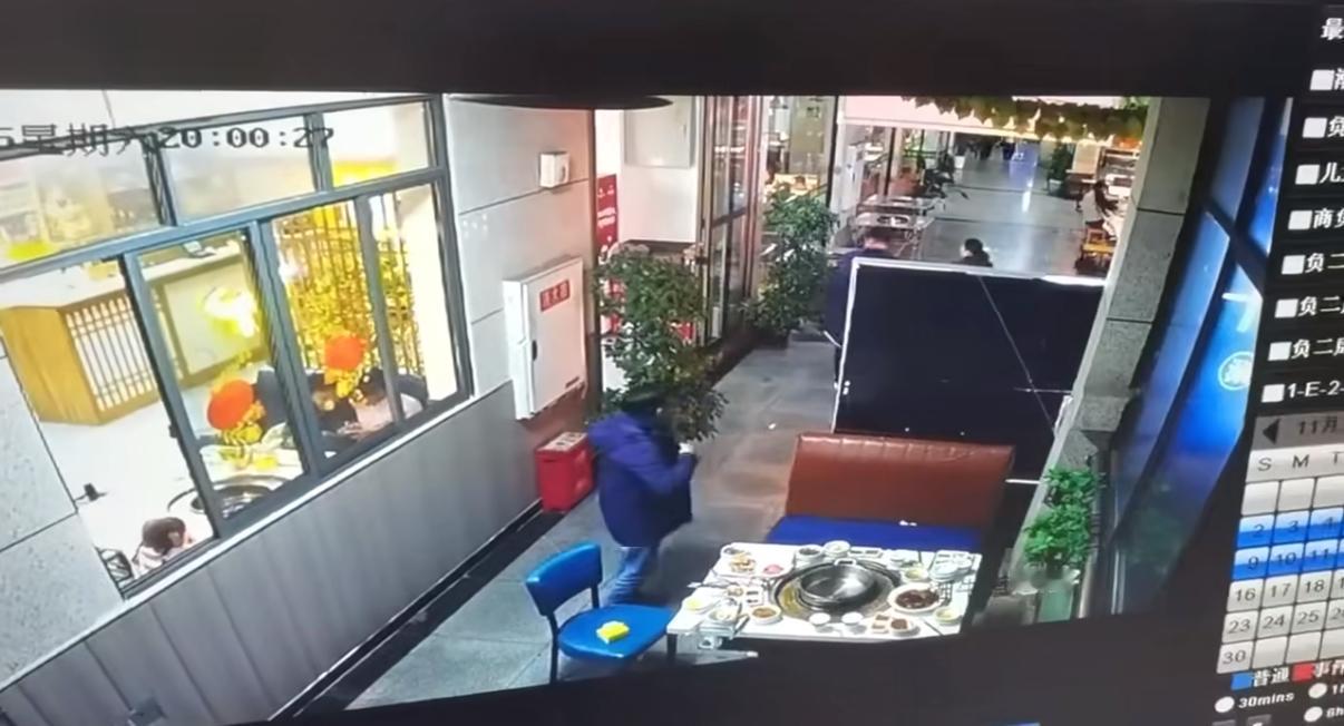 见过吃霸王餐逃单的，没见过连火锅店的锅都顺手拎走的，这操作真是离谱到刷新三观！重