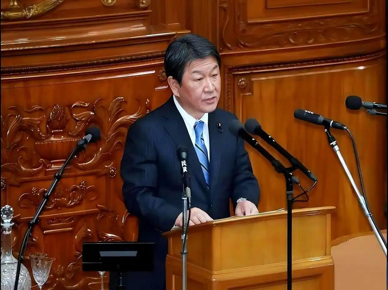 日本这回被自己人挖的坑给埋了。 日本外相茂木敏充前几天还挺横，7月12日借着