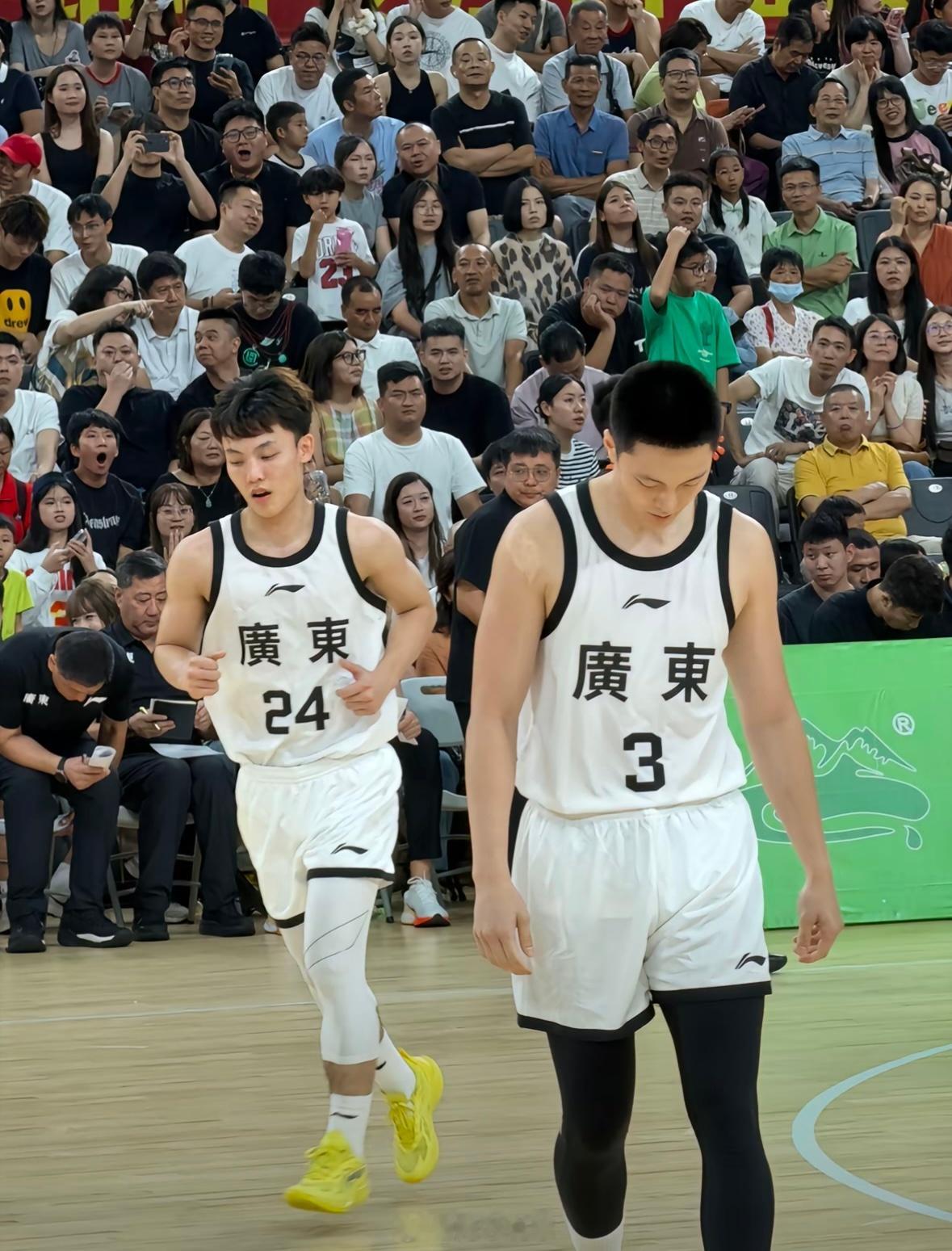 广东球迷梦回冠军时期！“赵睿&胡明轩&徐杰&周鹏同框”赵睿广东男篮阿才说球CBA