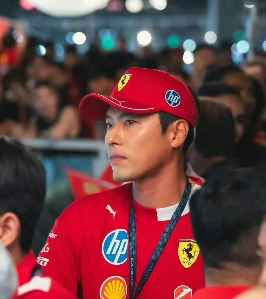 玄彬观看f1比赛，很帅