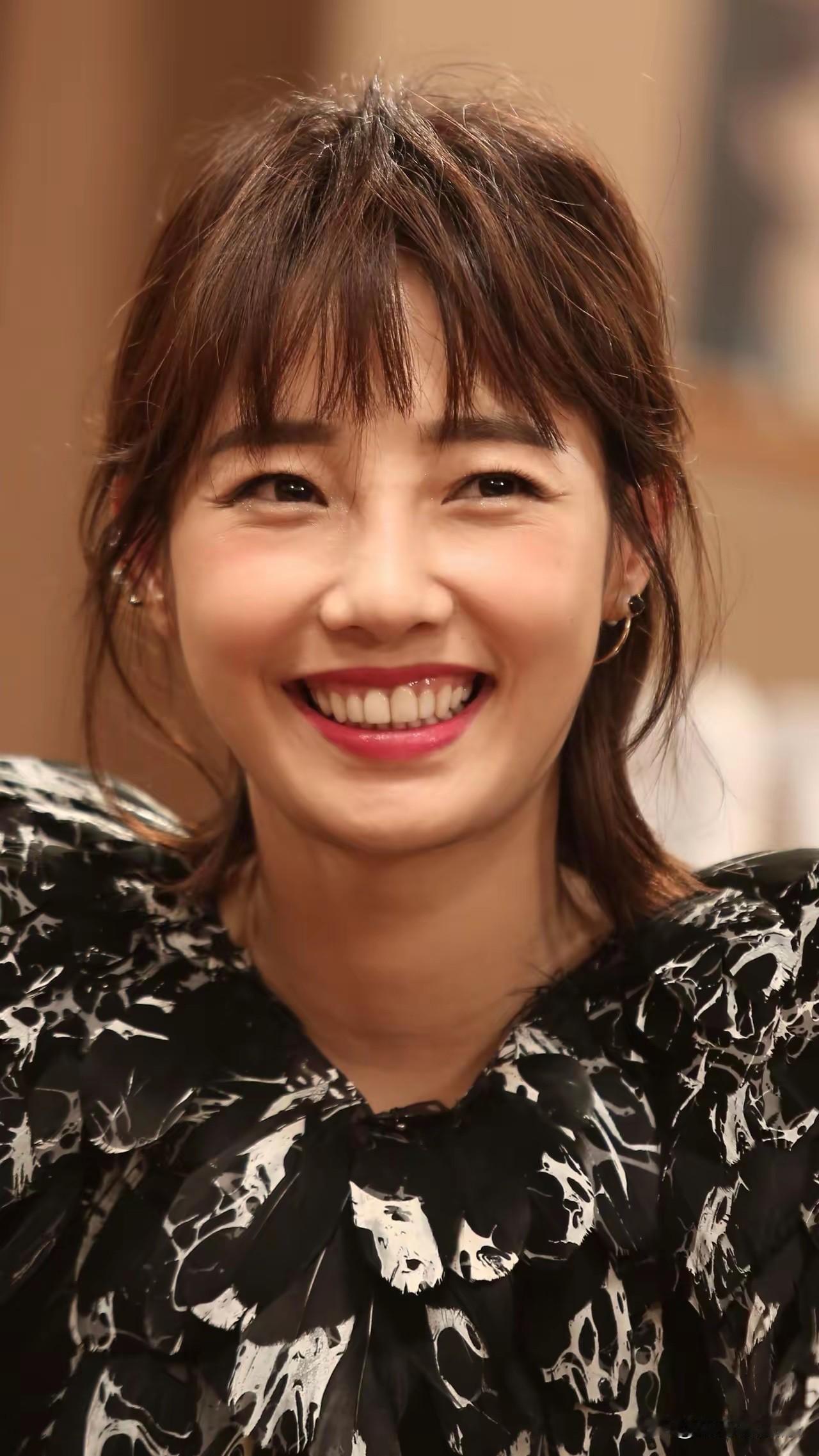 过去这么多年，还是最喜欢她！白百何真的是有韵味，她满足了我对女人的所有幻想，喜