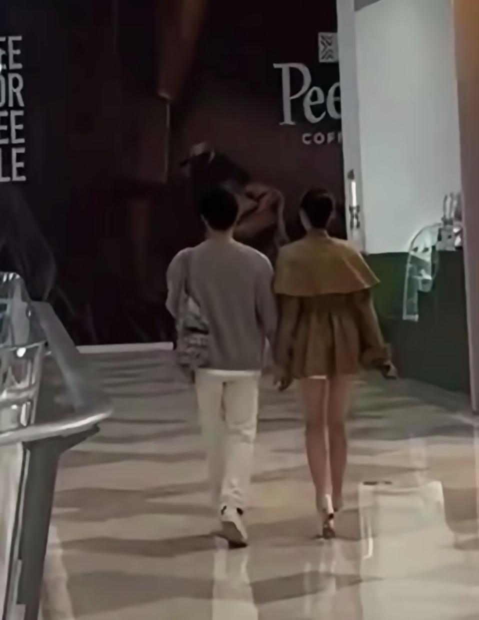 约会超频繁！徐如蓝方益炯又被偶遇，蓝蓝这腿，笔直修长，美绝了！几乎每次偶遇蓝蓝