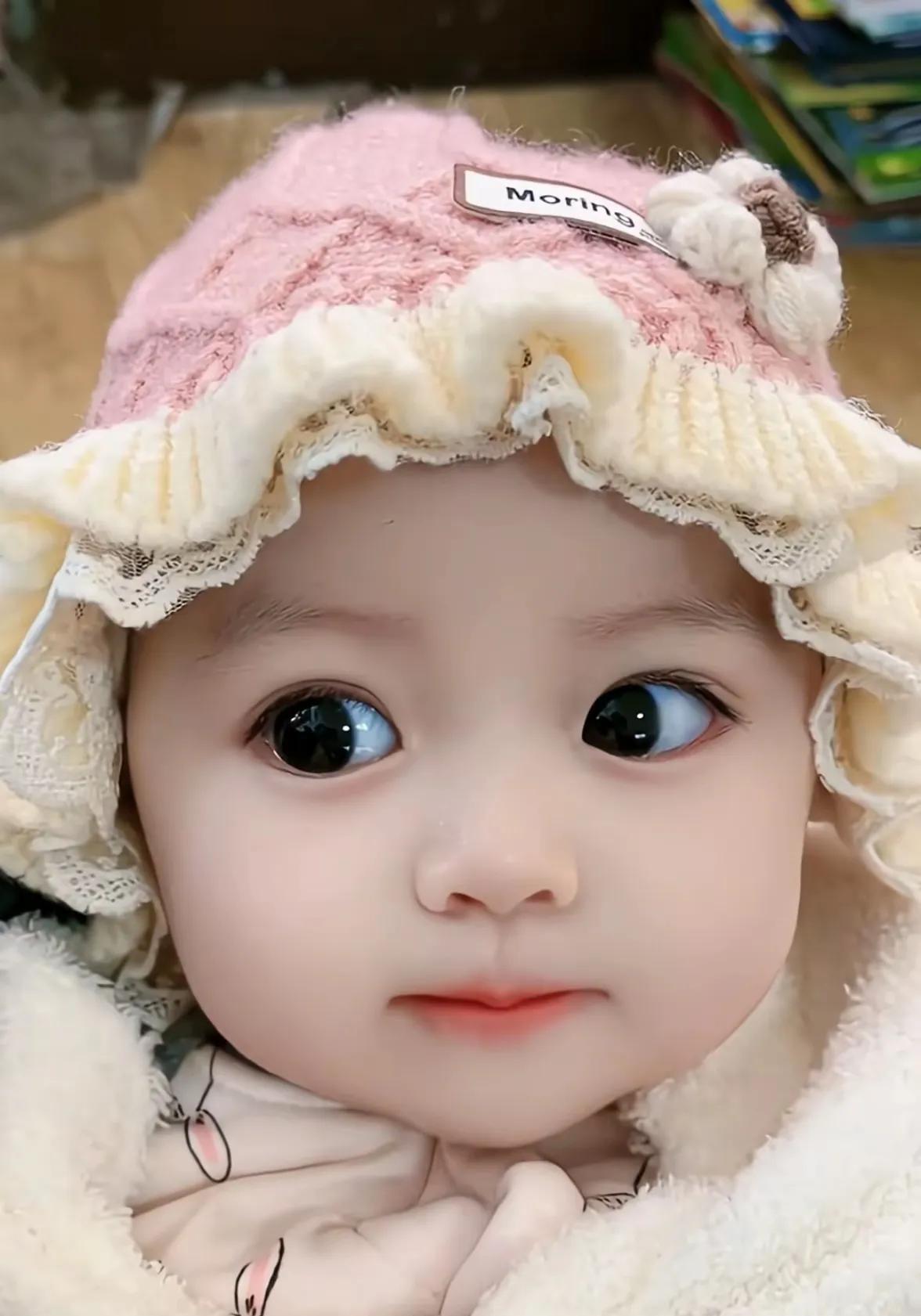 1，新生儿要不要喝水？有的育婴专家说，母乳里面含有水，再者说宝宝的胃很小，所以