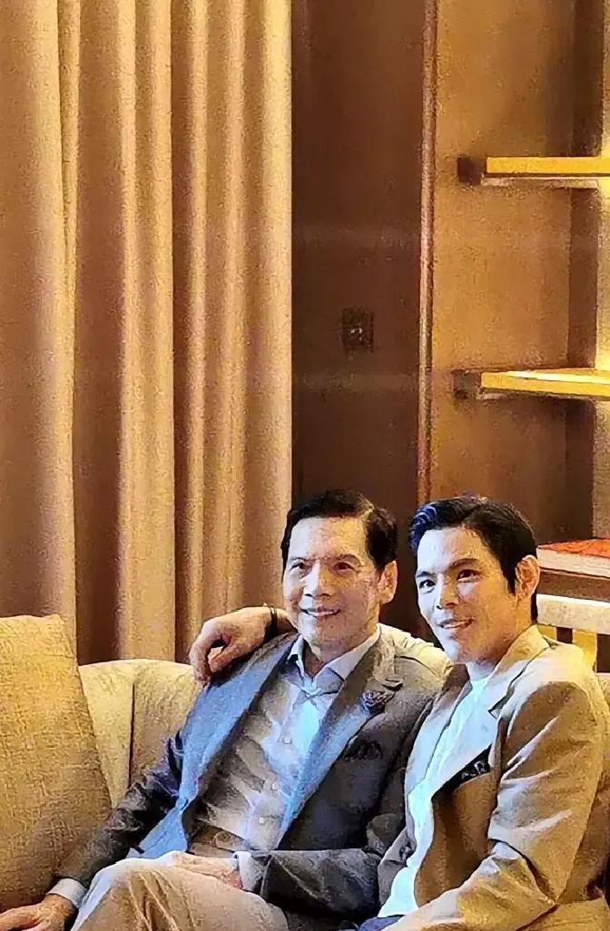 砸2亿只换147万，向华强这次亏得连热搜都替他疼。片子里向佐一抬手就摸鼻子，镜头