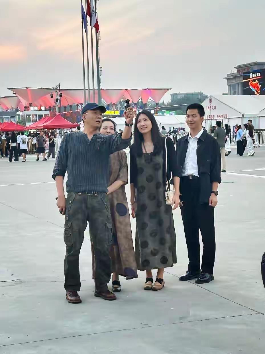 胡军一家四口同框亮相北京五棵松现场，一家四口都是高颜值，同框画面十分养眼！胡军