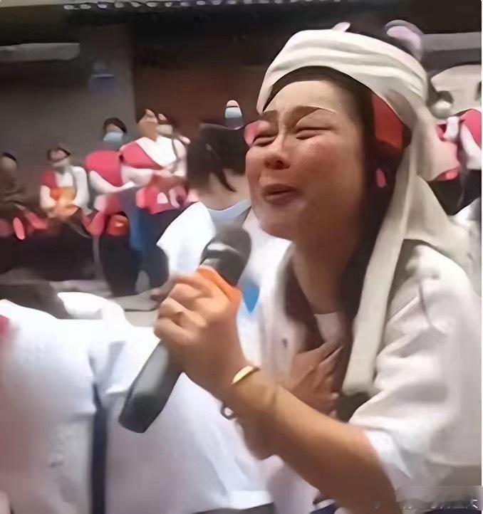 哭灵25年！成全村首富的李美珍，一场3000每天三场，给儿子买房车​​​