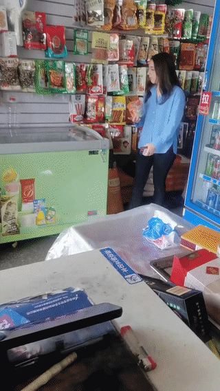 四川某地一个小超市里突然来了一对外国母子过来超市买零食。妈妈长得很漂亮，看起来
