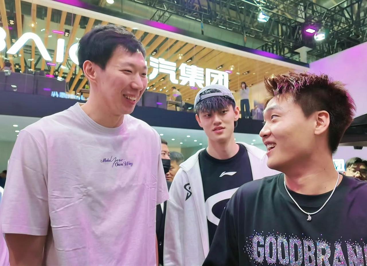 北京北汽男篮队员参加车展活动，赵睿说自己伤病恢复的不错，季后赛可以出场。近日