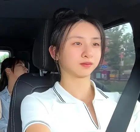 田亮：闺女，你开车真稳。你妈和弟弟，在后头睡得特别踏实。刚才换我开，全车人都