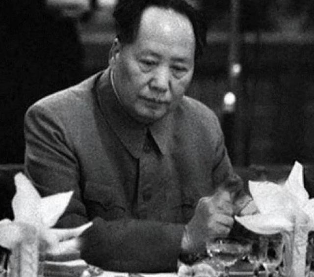 毛泽东终生嗜好吃鱼，早年尤爱鲤鱼。抗战居住陕北杨家沟时，警卫常到河沟捕捉，贺龙专