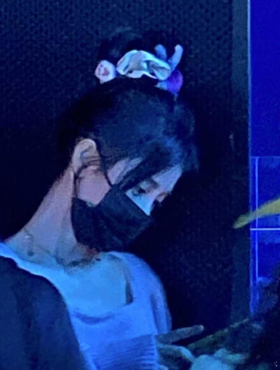 网友偶遇鞠婧祎的路透​​​