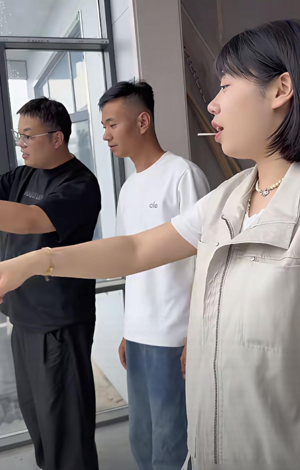 家人们姐姐们说说历怀远这孩子真不赖啊，新房刚封顶，连外墙都还没来得及粉刷，厉怀