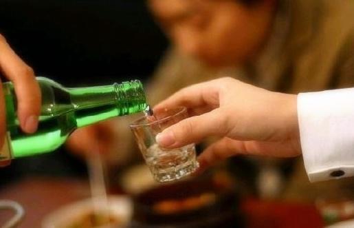 被做局了！5月21日红星新闻报道，北京，男子和网友相约聚餐，禁不住对方轮番劝酒，