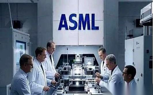 花几十个亿，买了台全世界最顶尖的光刻机回来。你猜怎么着？没急着吭哧吭哧造高端