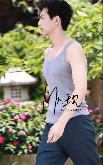 李现无袖背心肌肉线条广州的温度李现的肌肉李现无袖背心肌肉线条，广州的温度李现
