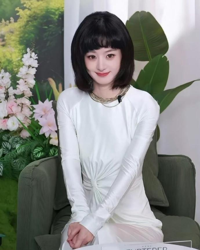 近日赵丽颖在出席活动的时候搭配了一身白色的裙子，看上去格外的靓丽，气质超好。