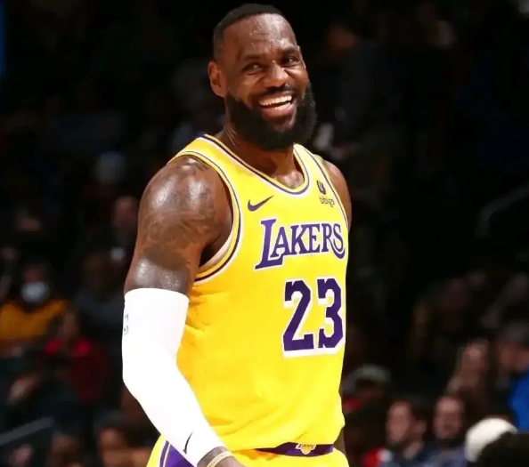 历史独一档！詹姆斯父子三人同台竞技真的要来了！某NBA高管接受湖人媒体采访时