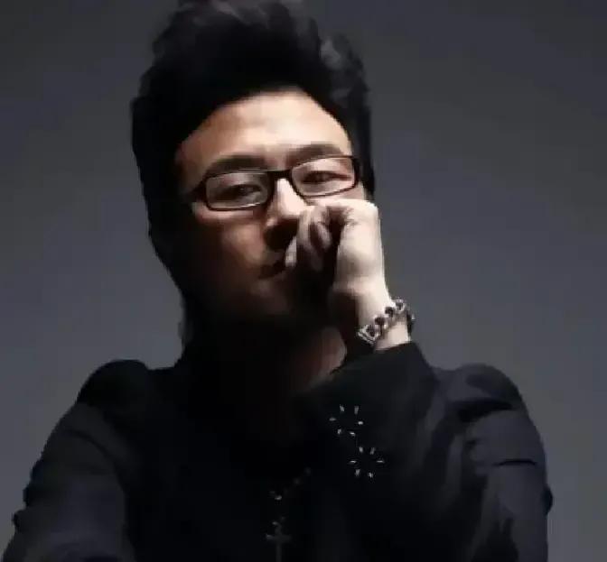 1998年汪峰把刚写好的《等待》六千块卖给黄绮珊。那会儿他刚毕业，乐队没签约，