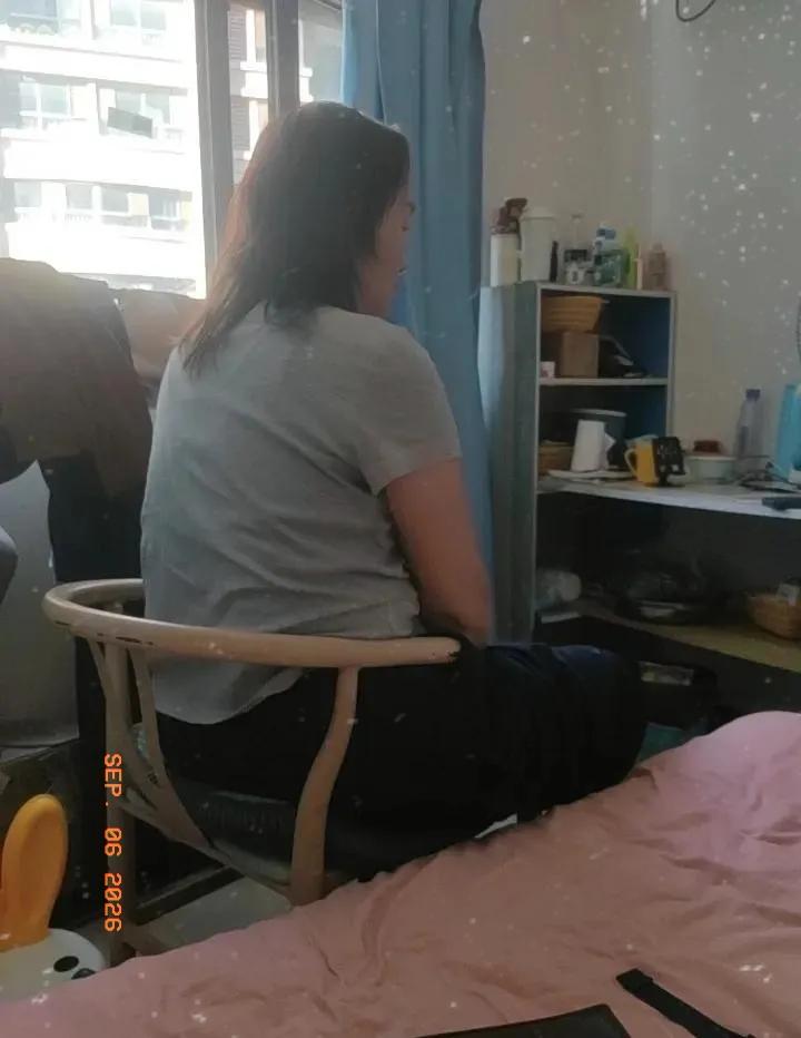 母亲在儿子家住了5年，做饭，带孙。昨天儿媳和孙子不在家，她做好饭，叫儿子吃。儿子