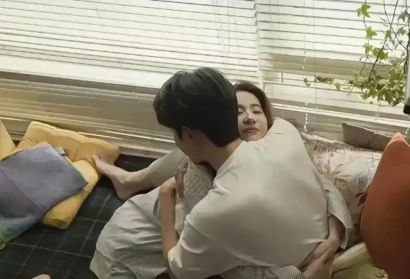 演员拍亲密戏为防止生理反应原来为了防止生理反应，也是拼了！在《玫瑰的故事》中，