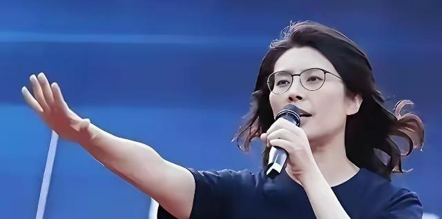 问郑丽文四个问题：一：郑成功收复台湾时，征求台湾当地人的意见了吗？二：康熙收复台