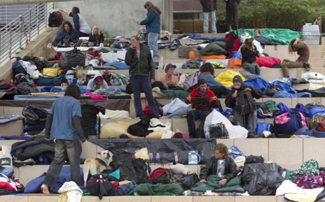 美国满大街流浪汉的根源就是美国的房产税制度，在美国你买了房房子是你的不假，房屋产