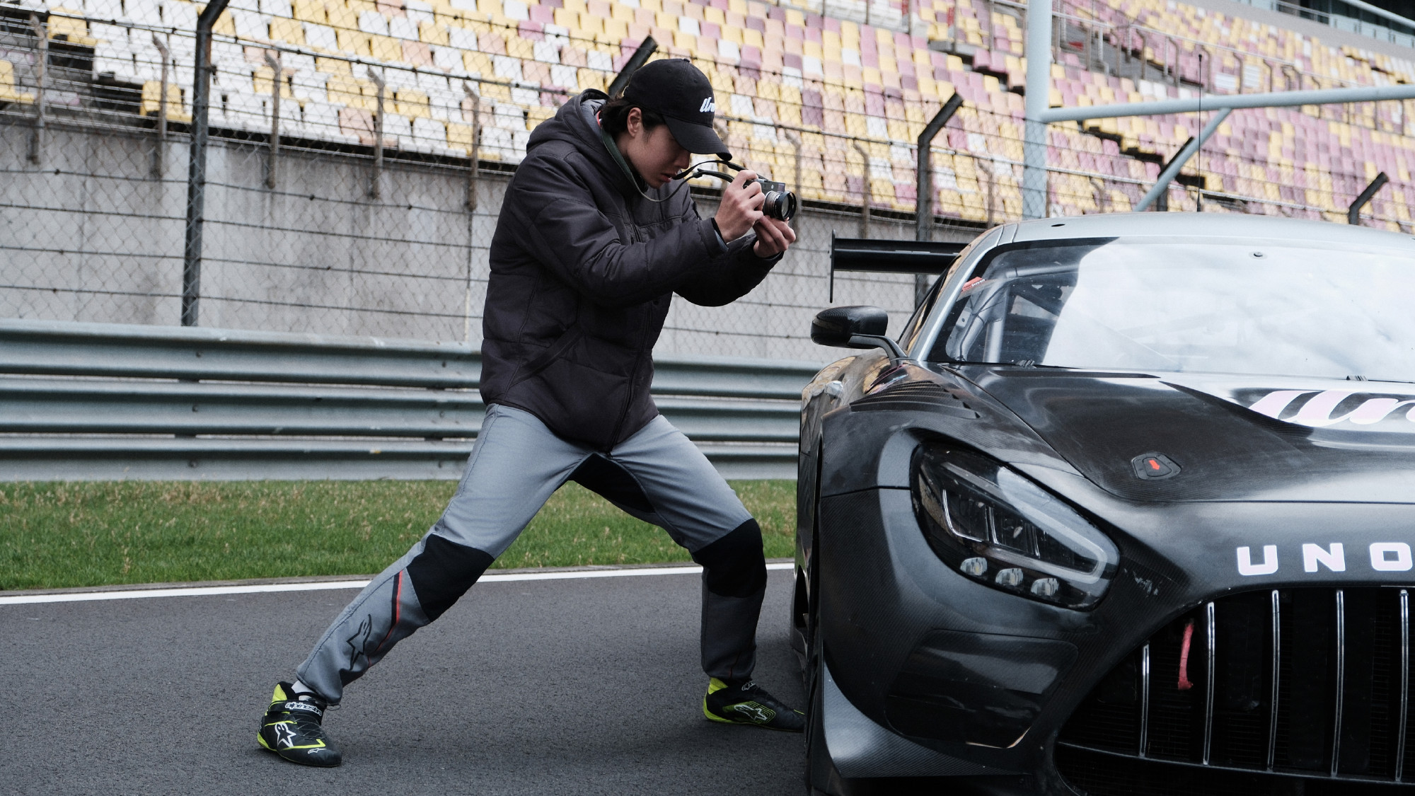 王一博一生要出片的中国男人哈哈哈哈他对喜欢的东西真的好认真！各种角度拍
