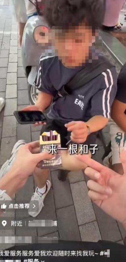 “太过认真还是理应如此？”广东深圳，一家糖水铺生意火爆，日常到店消费的顾客经常需