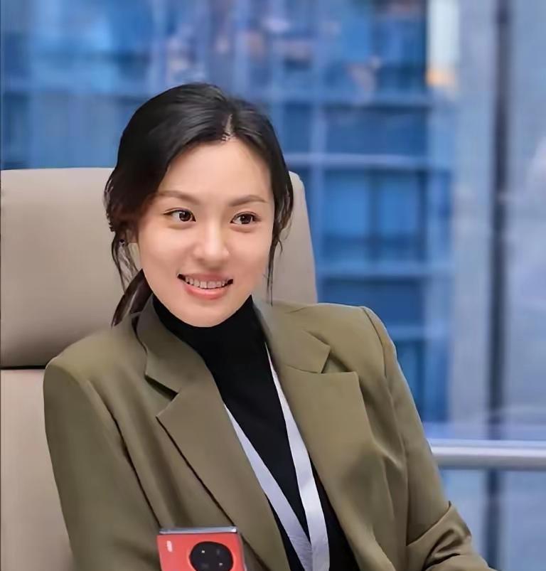 我把周放与赵丽颖做了一下比较，周放今年36岁，身高172㎝，赵丽颖今年38岁，身