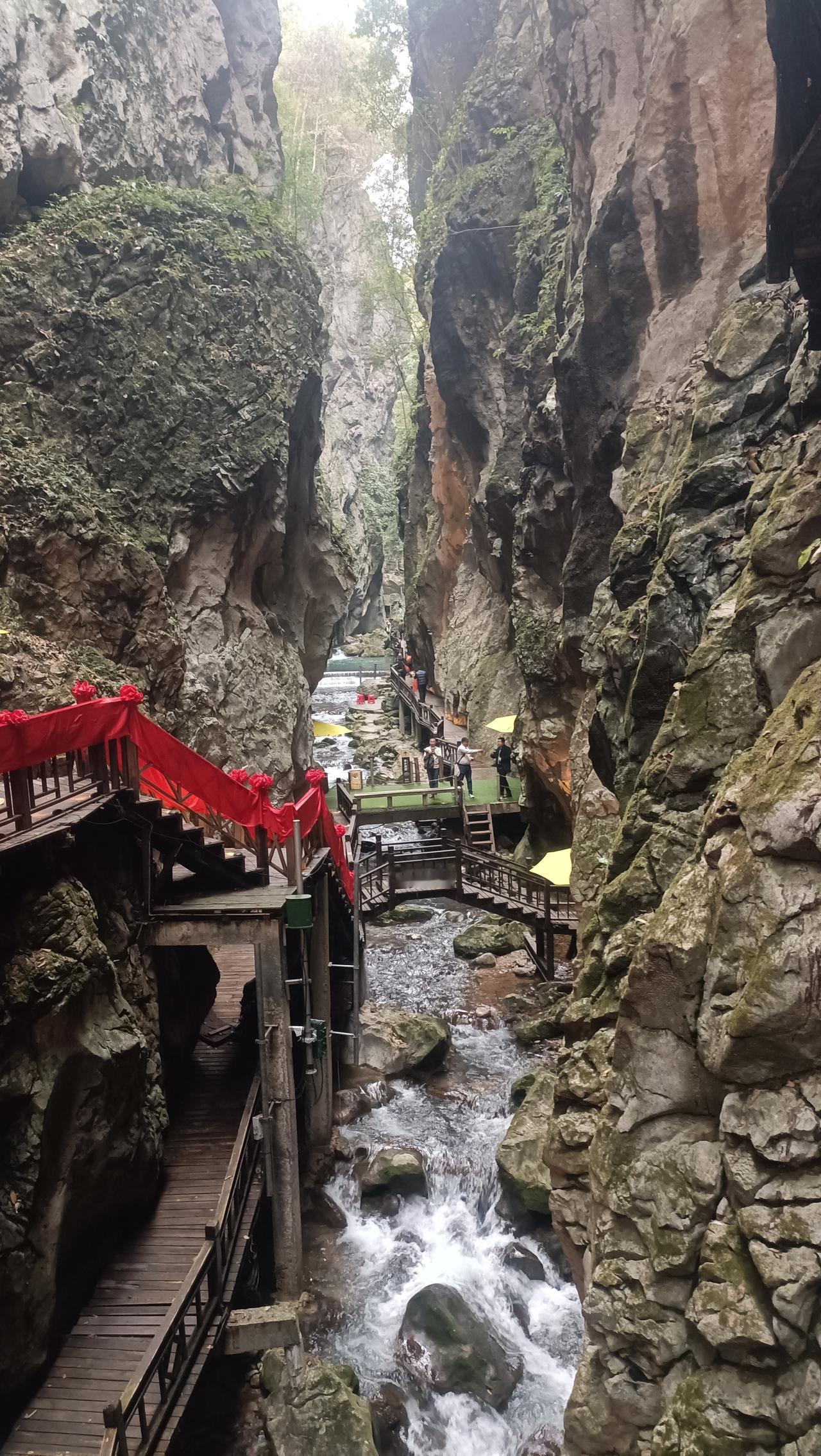 今天来到张家界地缝，在慈利县的大山里面。反正坐车绕来绕去，全是山路，走了半天才到