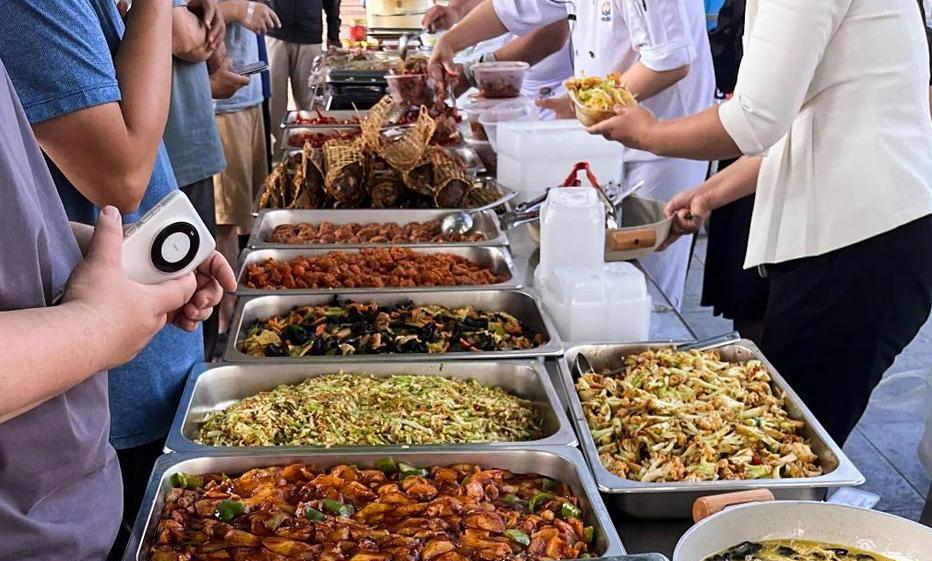 今年夏天的石家庄，天热，大饭店摆摊之风更热。现如今，谁要是不出来摆摊，就会自恐跌