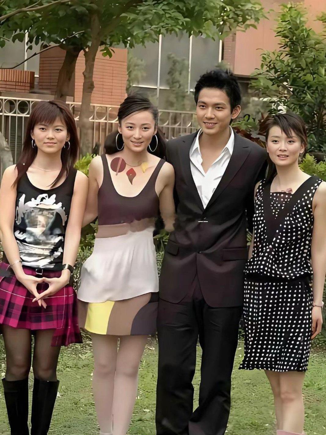 李湘当年真的又瘦又美，在一群美女中也是最亮眼的那个