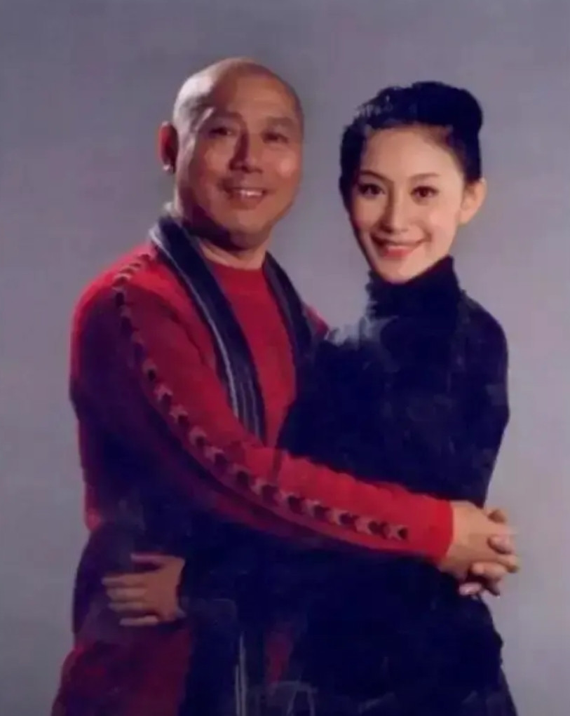 2002年，史依弘嫁给了二婚男李成儒，继子非常同情的看着她：你比我爸小这么多，长