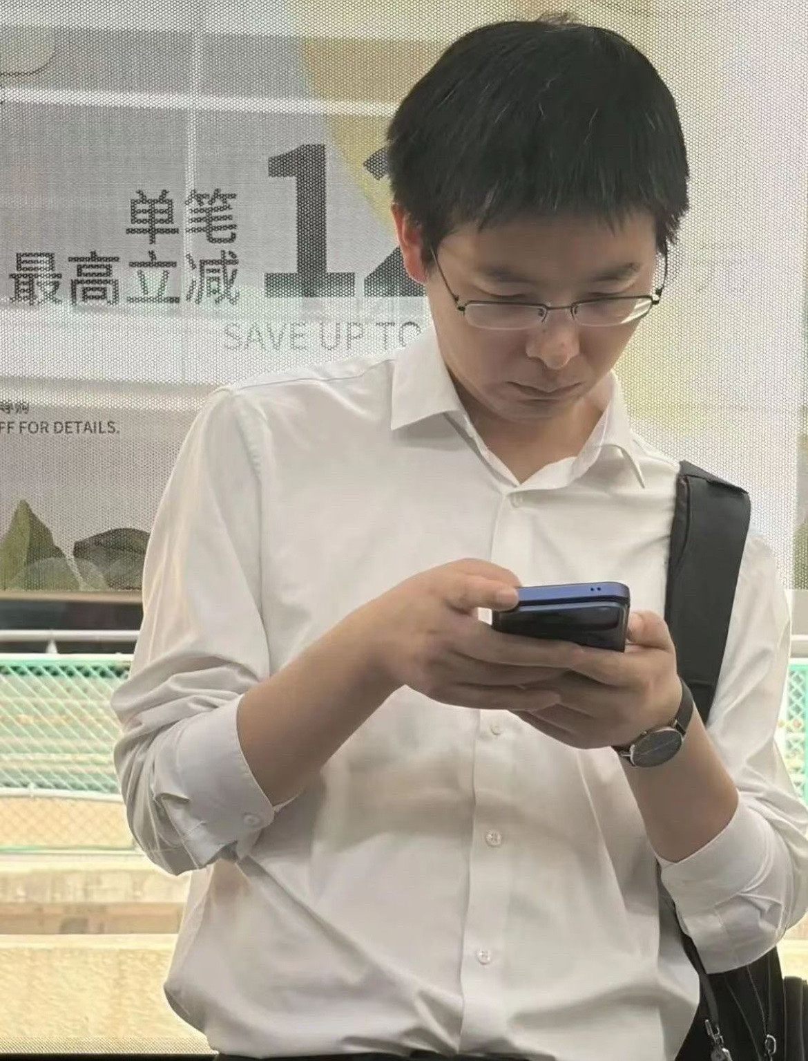 王兴兴被偶遇，头上长了白发，打扮一如既往！近日，有网友在北京机场偶遇宇树科技王兴兴，他一个人背着双肩