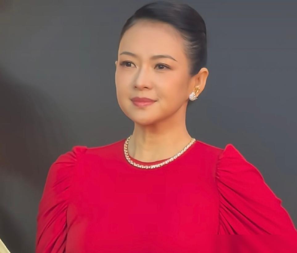 章子怡这一周，因为脸的状态两次上热搜。前几天CMG电影盛典，她穿红衣现身，