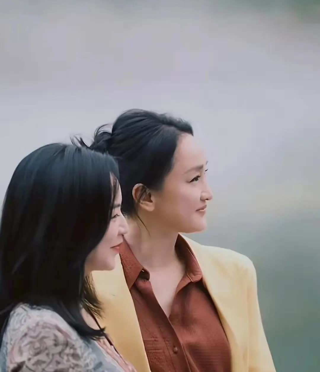 50岁周迅与46岁阿雅同框，两人好有女人味
