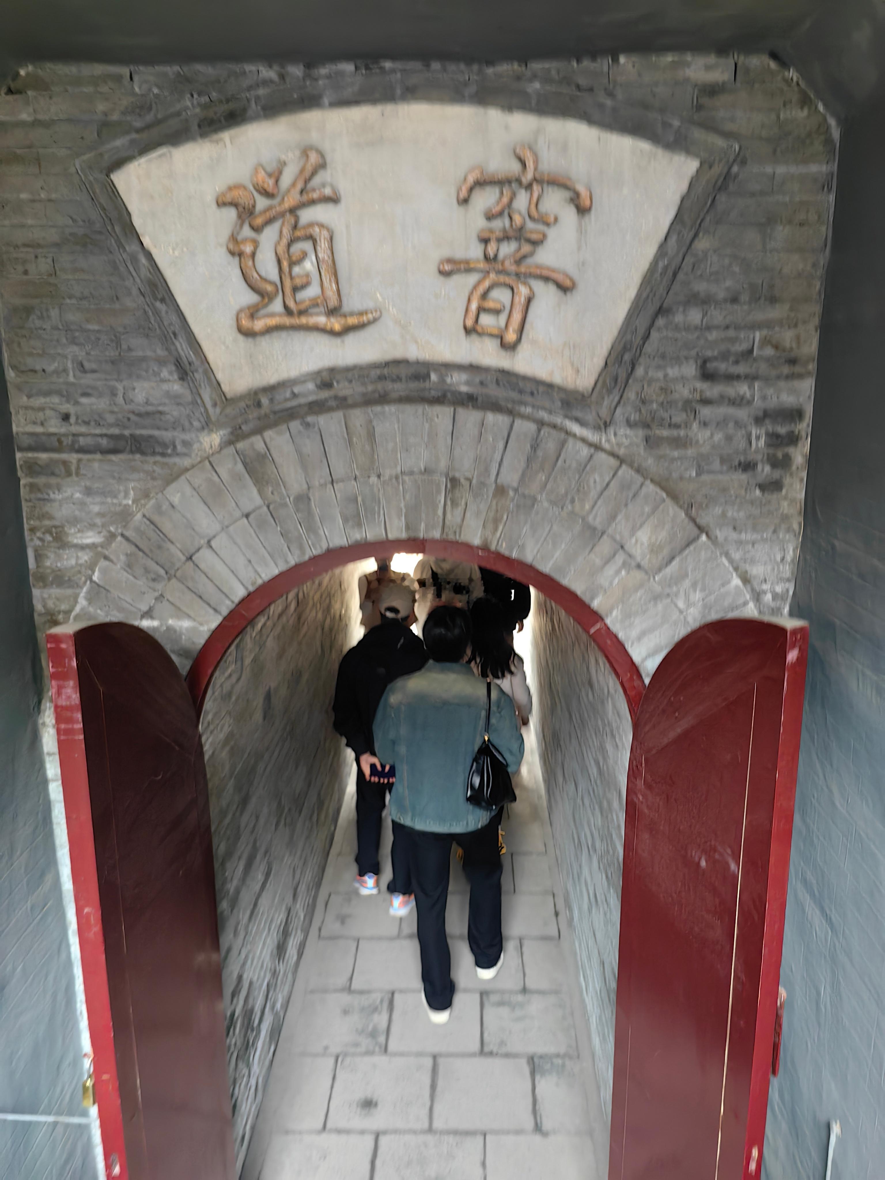 谁能想到这是通往后花园的路…去后花园要下一层楼梯～妃子腿脚不好的根本去不了～​