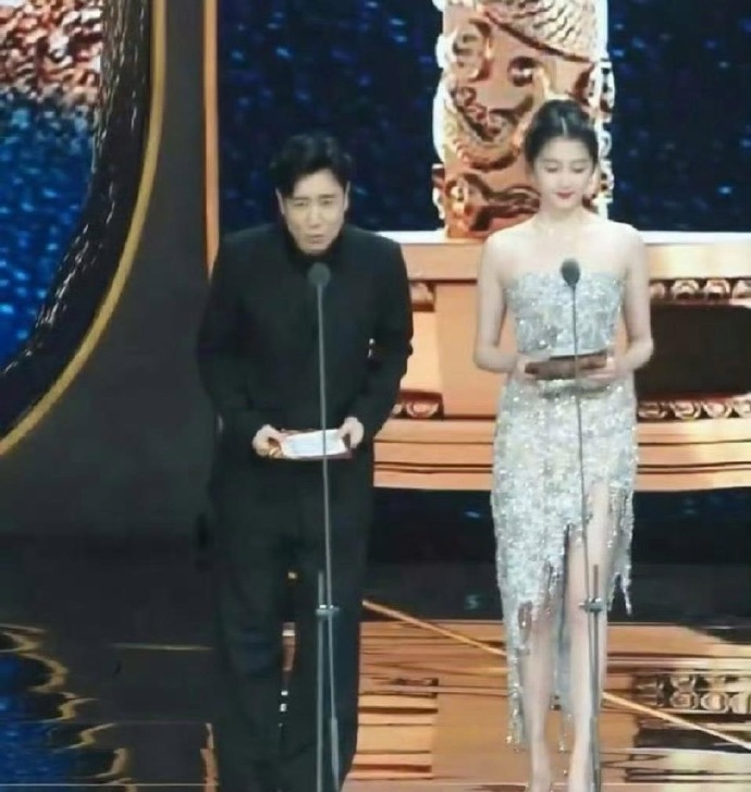 这造型师可以加工资了感觉这是最适合关晓彤的一次造型了，衣服完全扬长避短了​​