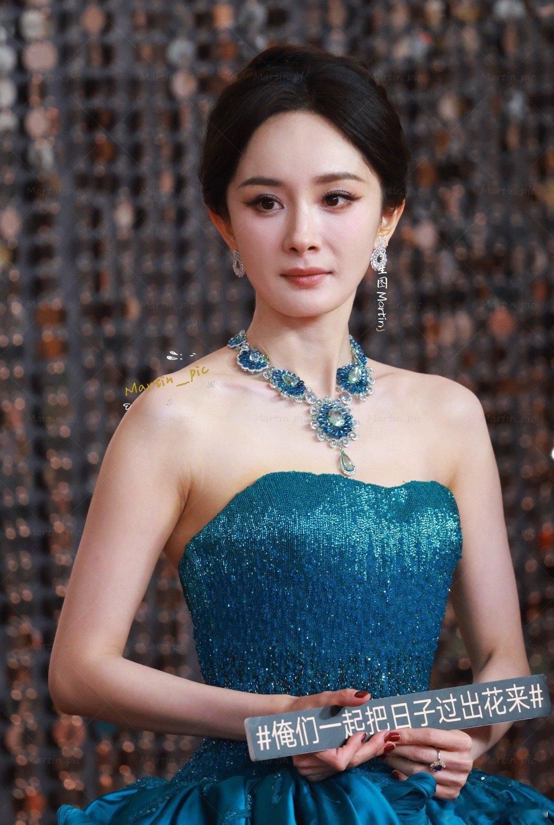 杨幂视界大会红毯生图俺娘今天化身女王殿下红毯生图美出新高度！杨幂视界大会