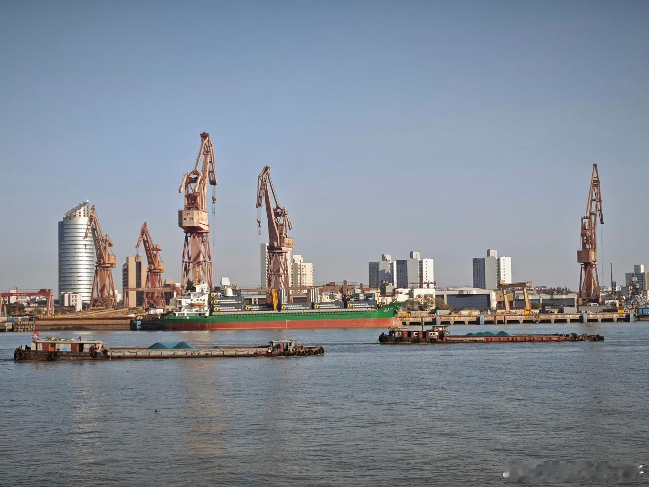 一艘身份不明的中国集装箱船被发现载有多套有源相控阵雷达、近程防御武器系统和垂直发