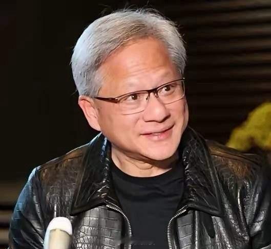 5月15日记者问黄仁勋:为啥几十年穿同一款黑皮衣？他笑着说：“都是我老婆干的！我